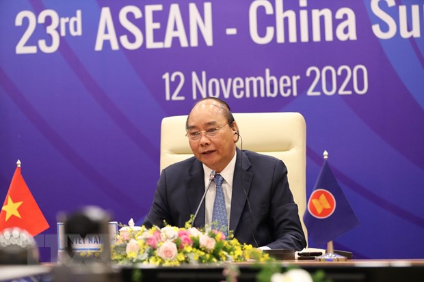 Thủ tướng Nguyễn Xuân Phúc, Chủ tịch ASEAN 2020 phát biểu khai mạc Hội nghị Cấp cao ASEAN-Trung Quốc lần thứ 23. (Ảnh: Lâm Khánh/TTXVN)