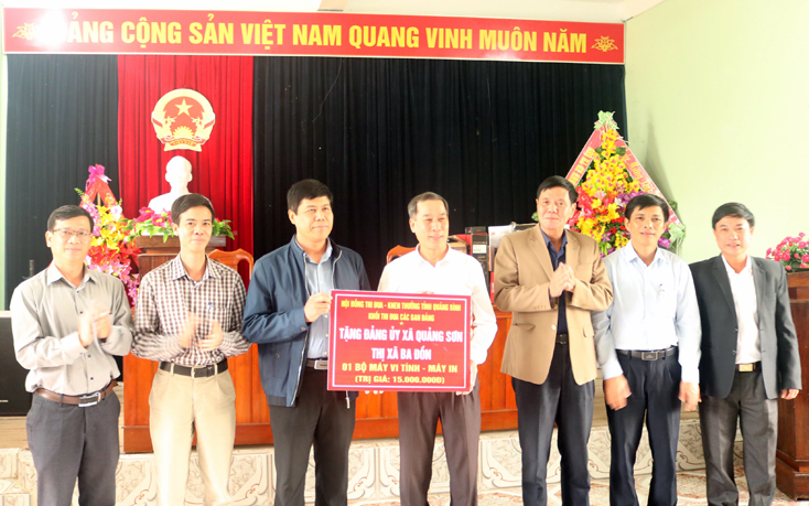 Đại diện lãnh đạo Khối thi đua các ban Đảng tỉnh tặng quà cho Đảng ủy xã Quảng Sơn, thị xã Ba Đồn.