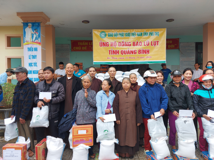 Đoàn trao quà cho người dân vùng lũ