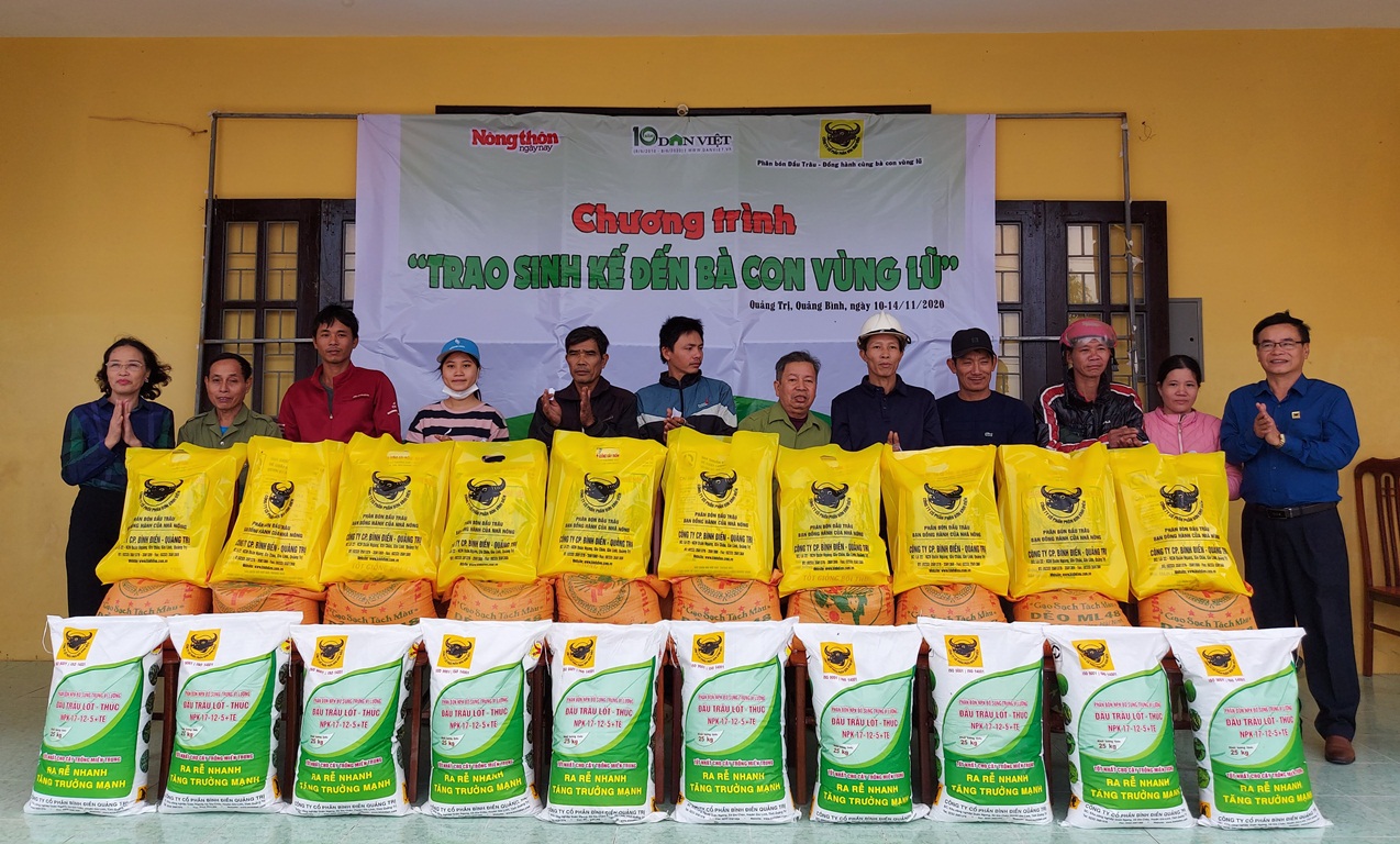 : Công ty CP Phân bón Bình Điền phối hợp với Báo NTNN/Điện tử Dân Việt trao quà cho bà con xã Liên Thủy (Lệ Thủy).
