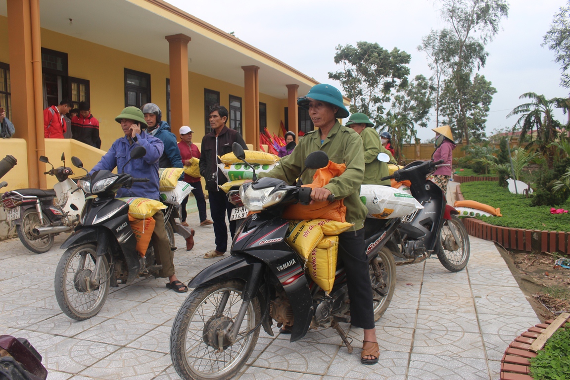 Người dân xã Liên Thủy (Lệ Thủy) vui mừng vì nhận được món quà “sinh kế” có ý nghĩa.