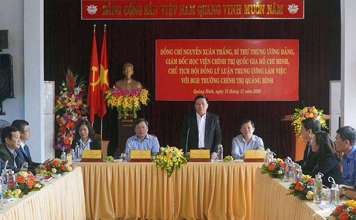 Đồng chí Nguyễn Xuân Thắng, Bí thư Trung ương Đảng, Giám đốc Học viện Chính trị Quốc gia Hồ Chí Minh, Chủ tịch Hội đồng Lý luận Trung ương phát biểu chỉ đạo tại buổi làm việc