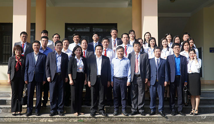 Đoàn cán bộ chụp ảnh lưu niệm với cán bộ, giáo viên nhà trường