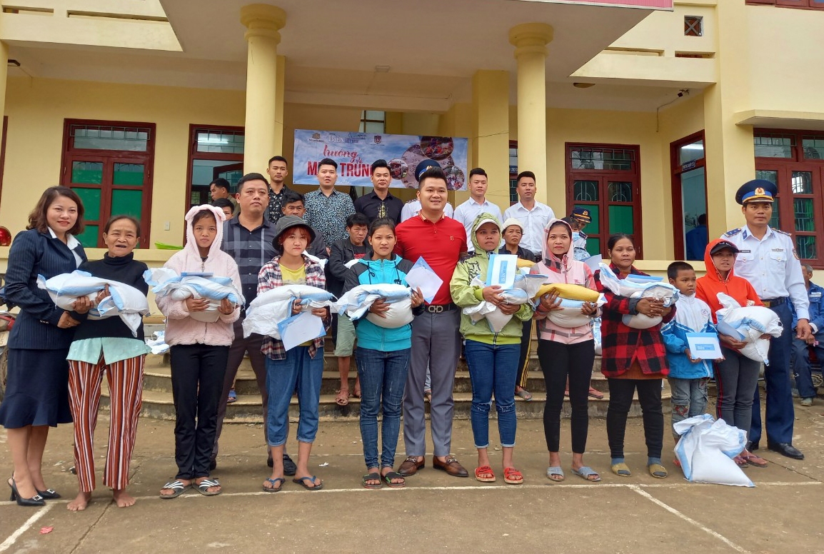Trao quà hỗ trợ, chia sẻ khó khăn cùng bà con xã Lâm Hóa, huyện Tuyên Hóa.