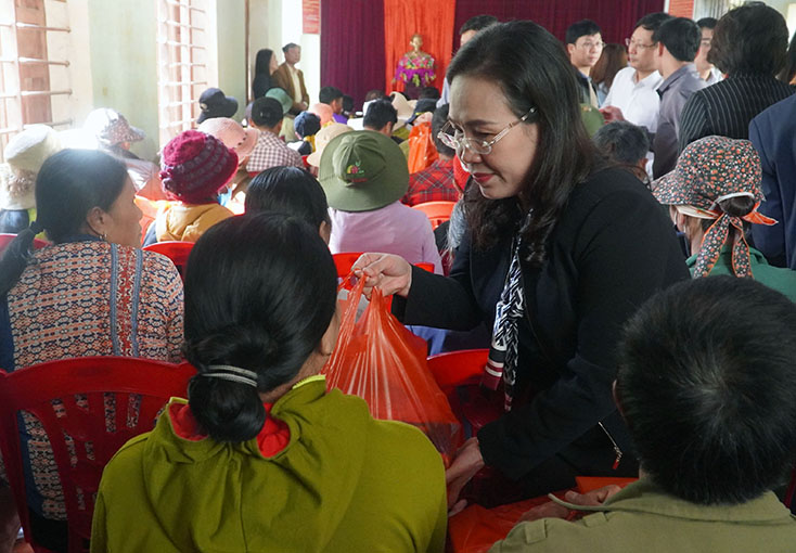 Đồng chí Phạm Thị Hân tặng quà cho bà con