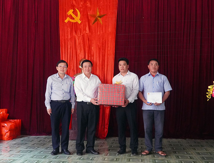 Đồng chí Nguyễn Xuân Thắng và đồng chí Nguyễn Hữu Dũng tặng quà cho xã Tân Hóa