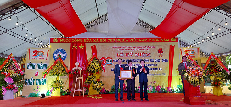 Trường THCS Đồng Phú vinh dự được đón nhận Huân chương Lao động hạng Ba.