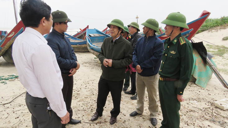 Đồng chí Phó Chủ tịch Thường trực UBND tỉnh kiểm tra thực tế công các ứng phó với bão số 13 tại xã Ngư Thủy Bắc (Lệ Thủy)...