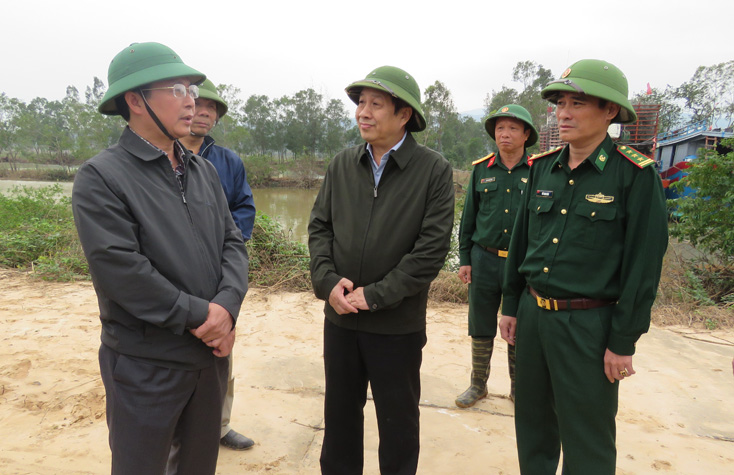 ...khu neo đậu tàu thuyền Chợ Gộ ở huyện Quảng Ninh...