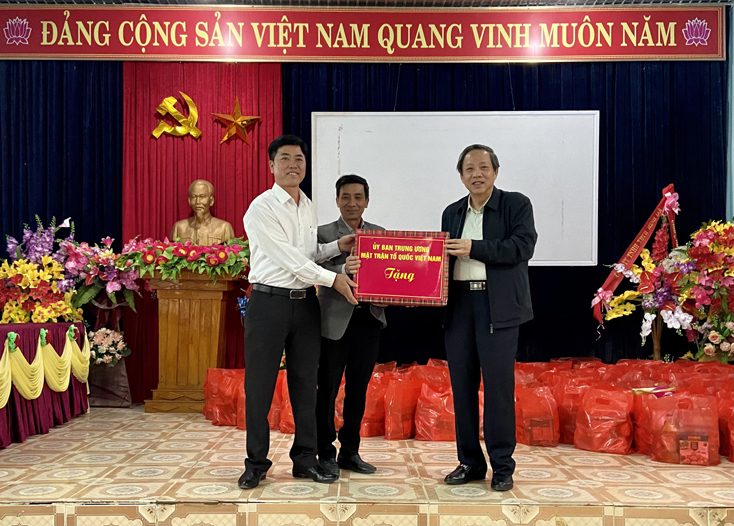 Đồng chí Phó Trưởng ban Tổ chức Trung ương Hoàng Đăng Quang trao quà của Ủy ban Trung ương MTTQVN cho xã Quảng Minh.