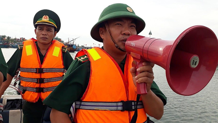 Lực lượng biên phòng tuyên truyền, hướng dẫn ngư dân neo đâu tàu thuyền tránh trú bão