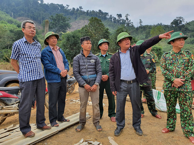 Đồng chí Trần Phong, Ủy viên Ban Thường vụ Tỉnh ủy, Phó Chủ tịch UBND tỉnh và đoàn công tác đang kiểm tra, chỉ đạo công tác phòng chống bão số 13 tại bản Sắt