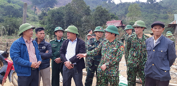Tại bản Sắt (xã Trường Sơn, huyện Quảng Ninh), lãnh đạo tỉnh QB cùng BĐBP đã đến động viên kịp thời và di chuyển 34 hộ dân ra khỏi vùng nguy hiểm.