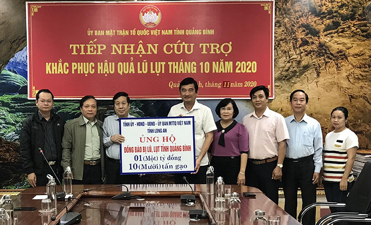 Đồng chí Phó Chủ tịch Thường trực UBND tỉnh Nguyễn Xuân Quang tiếp nhận hỗ trợ từ tỉnh Long An