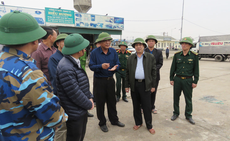 Đồng chí Phó Chủ tịch Thường trực UBND tỉnh Nguyễn Xuân Quang kiểm tra và chỉ đạo các địa phương phải thực hiện tốt  nhất công tác đảm bảo an toàn cho người và tài sản trước diễn biến phức tạp của báo số 13