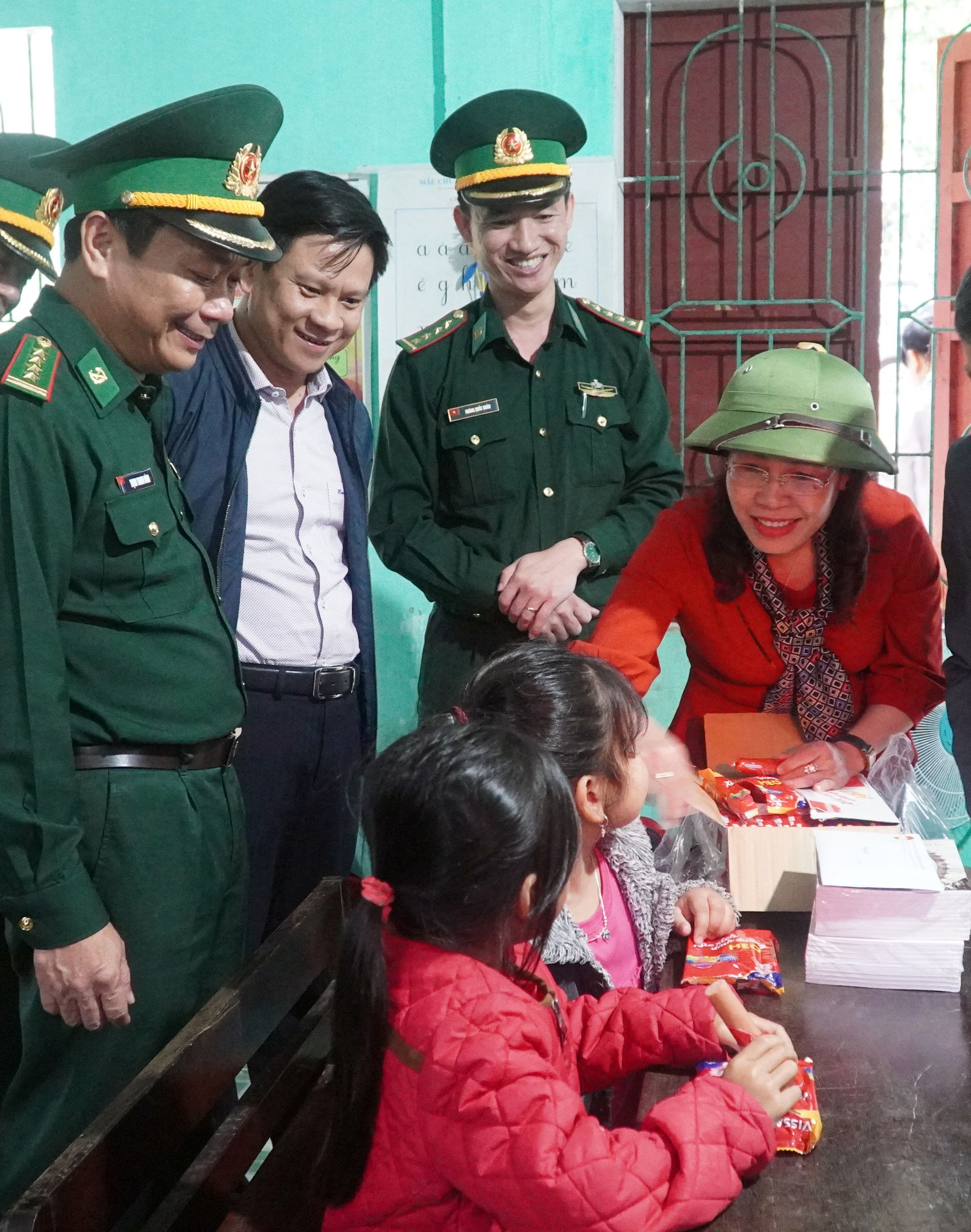 Bà Phạm Thị Hân, Ủy viên Ban Thường vụ Tỉh ủy, Chủ tịch UBMTTQVN tỉnh tặng quà cho điểm trường tiểu học xã Lâm Thủy, Lệ Thủy