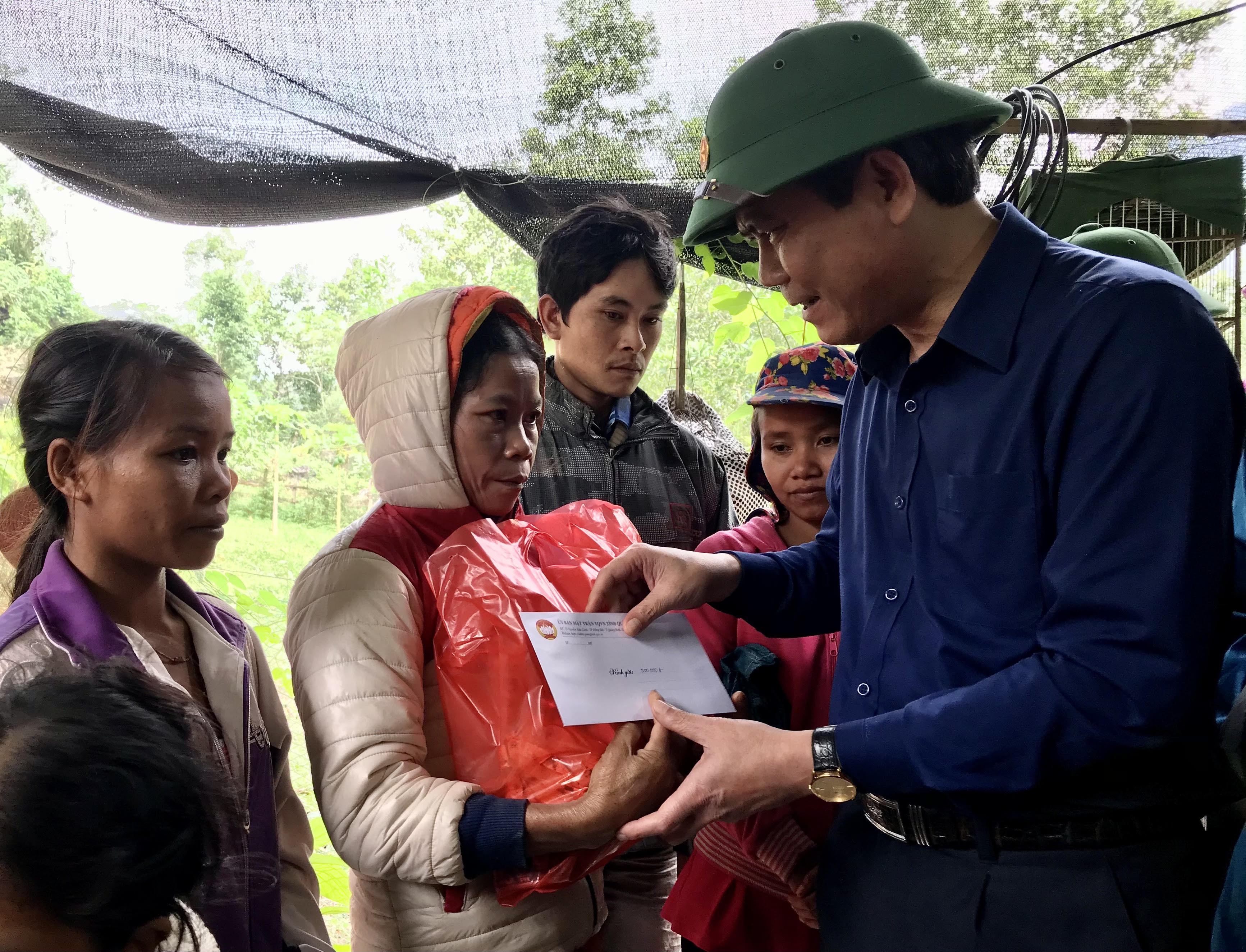Đồng chí Phó Bí thư Tỉnh ủy Trần Thắng thăm hỏi và trao quà cho các gia đình có hoàn cảnh khó khăn trên địa bàn xã Thượng Hóa, huyện Minh Hóa. 