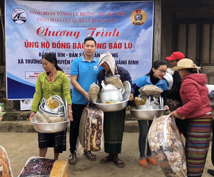 CLB phối hợp với Công đoàn Cục quản lý đường bộ 2 trao quà cho các hộ dân các bản Ploang, Rìn Rìn, Sắt.