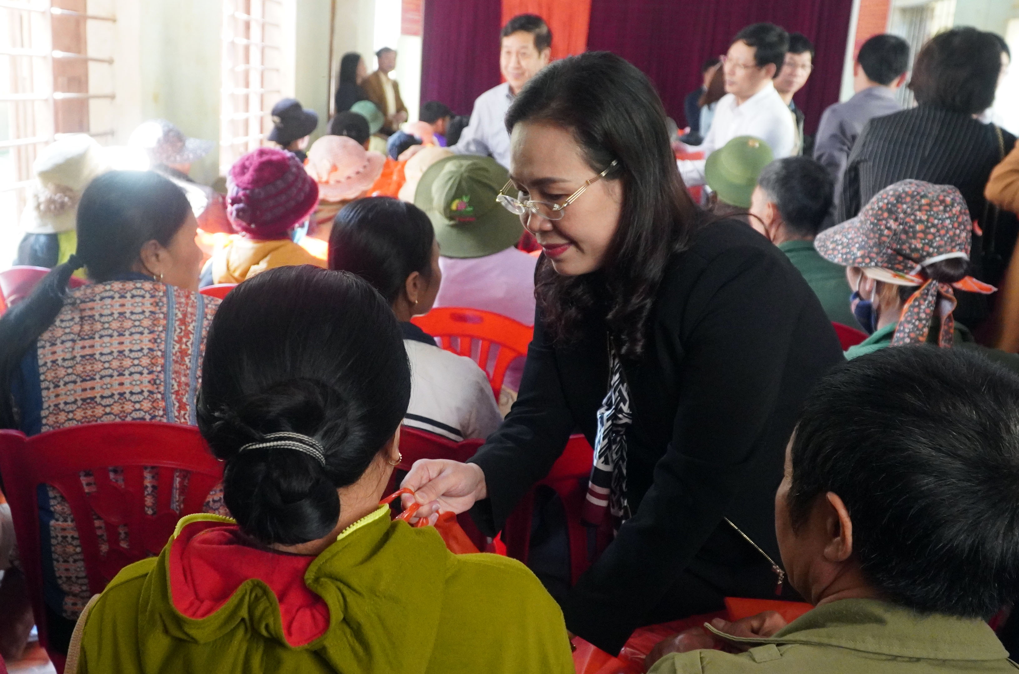 Đồng chí Chủ tịch Ủy ban MTTQVN tỉnh Phạm Thị Hân tặng quà cho bà con xã Tân Hóa (huyện Minh Hóa)