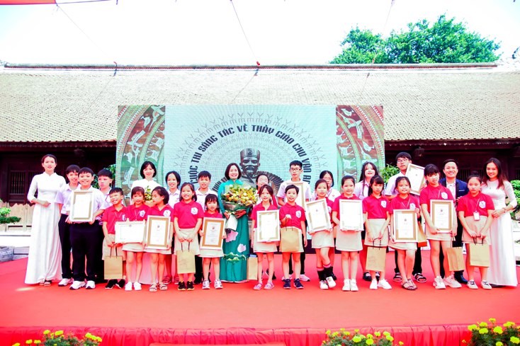 Hệ thống giáo dục Chu Văn An Quảng Bình giành giải tập thể xuất sắc nhất và 11 giải cá nhân.