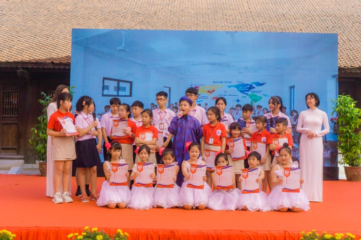 Một tiết mục của Hệ thống giáo dục Chu Văn An Quảng Bình tham gia tại lễ trao giải cuộc thi.