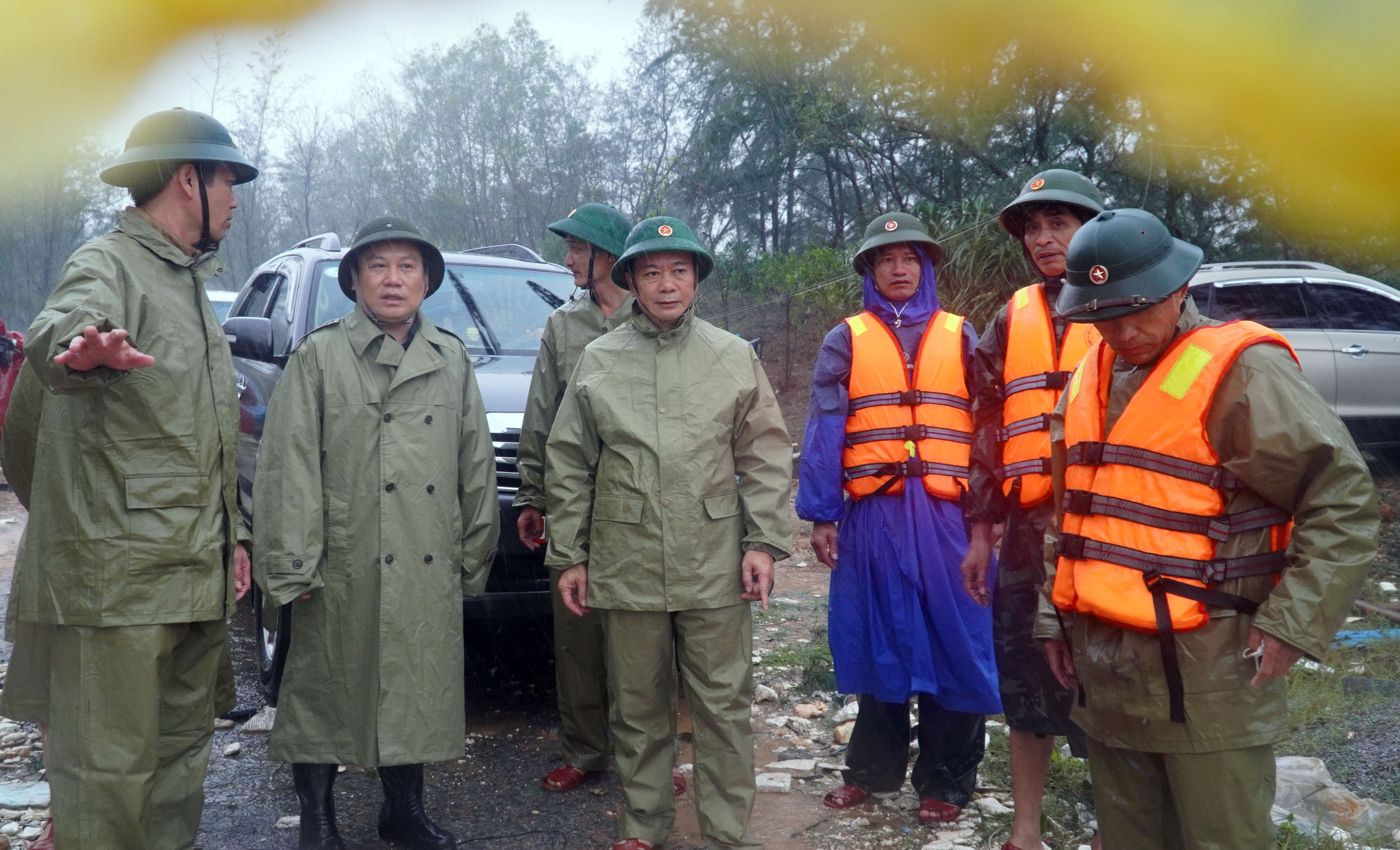 Đồng chí Bí thư Tỉnh ủy kiểm tra công tác ứng phó với bão số 13 tại xã Ngư Thủy (huyện Lệ Thủy)