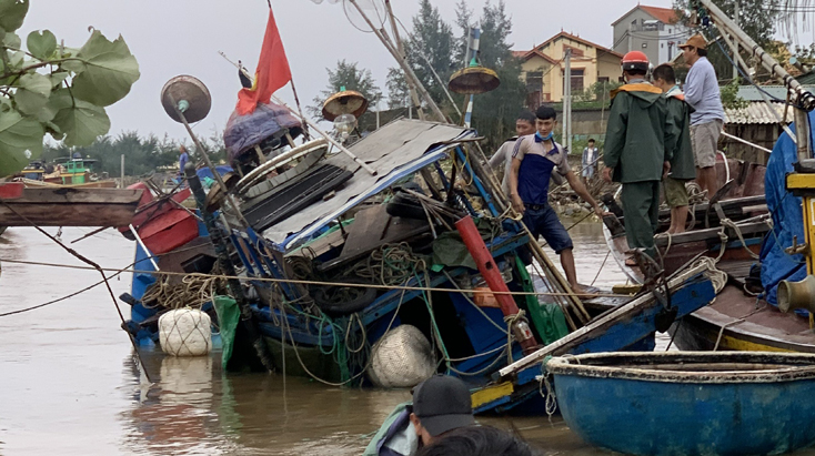 Các lực lượng chức năng ở Bố Trạch đang triển khai cứu hộ thuyền bị chìm