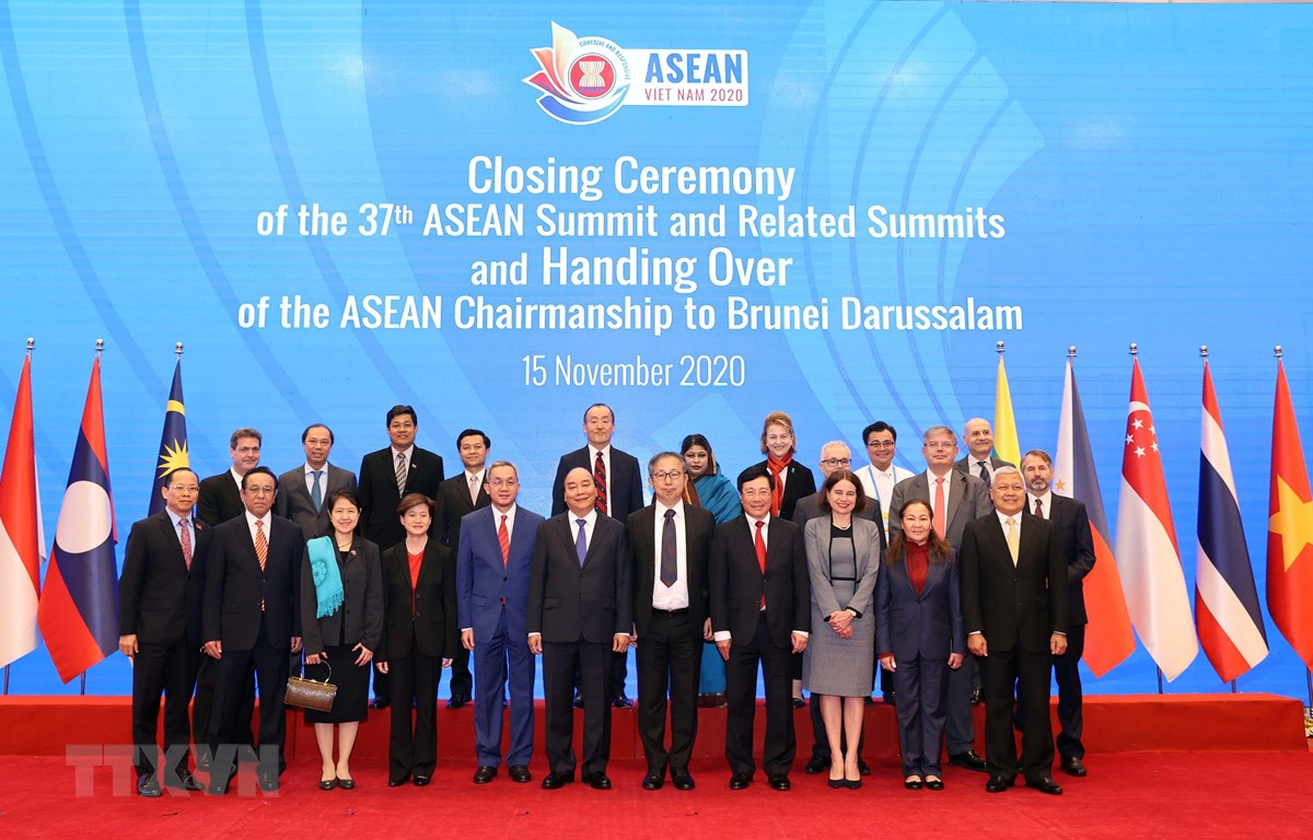 Thủ tướng Nguyễn Xuân Phúc, Chủ tịch ASEAN 2020 và các đại biểu. (Ảnh: Thống Nhất/TTXVN)