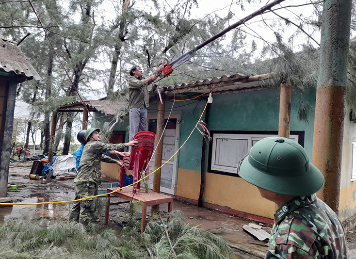 BĐBP Quảng Bình tích cực lợp lại mái nhà, giằng chống lại nhà cửa và giúp dân thu dọn cây xanh gãy đổ sau khi bão tan 