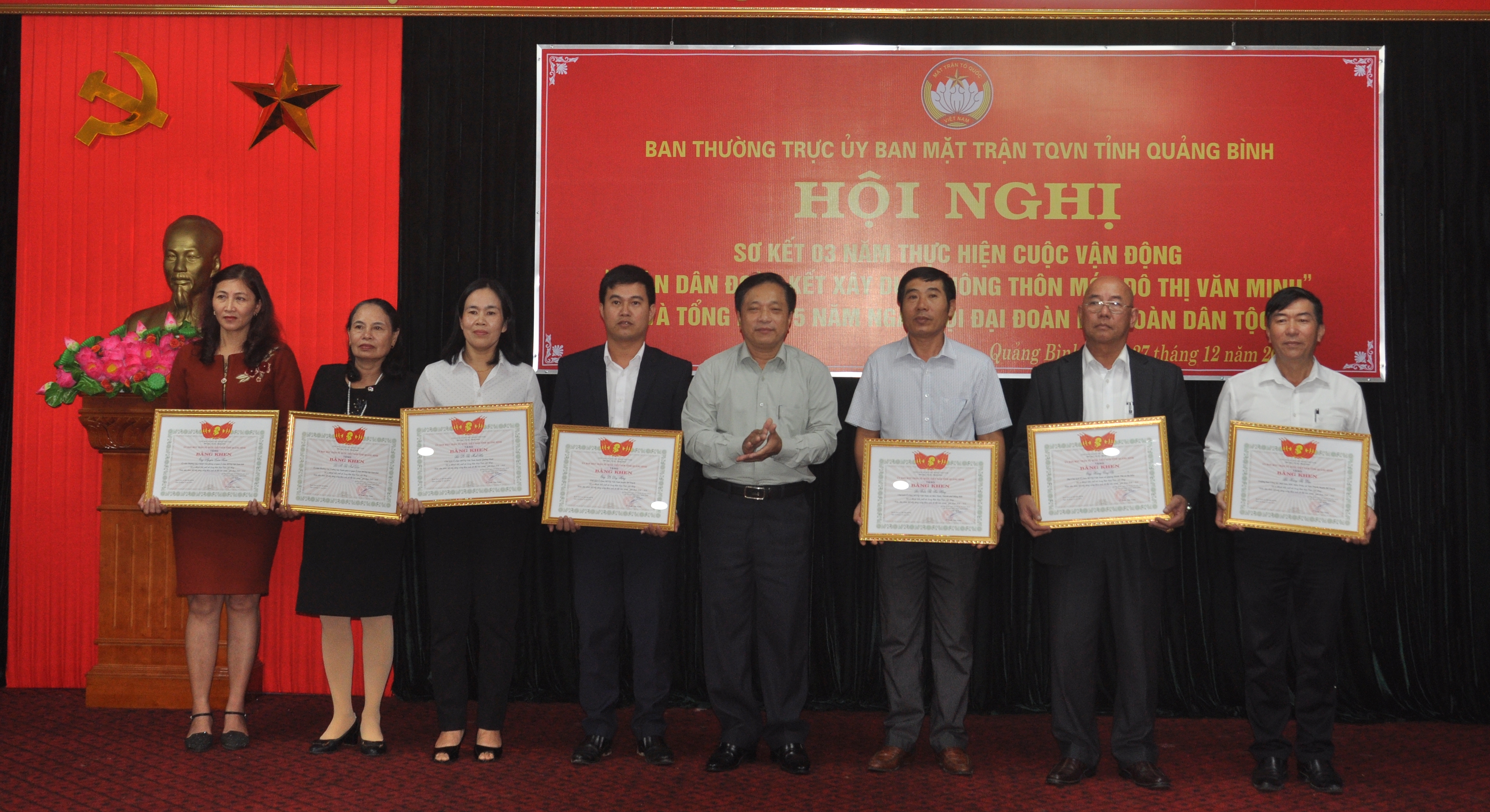  Ông Trương Văn Hởi trao tặng bằng khen của Ủy ban MTTQVN tỉnh cho các cá nhân đạt thành tích trong thực hiện cuộc vận động “Toàn dân đoàn kết xây dựng nông thôn mới, đô thị văn minh”.