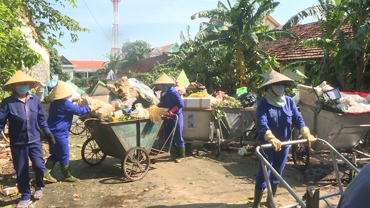 Quảng Ninh tích cực huy động lực lượng, phương tiện để tổng dọn vệ sinh môi trường, thu gom xử lý rác thải và phun hóa chất tiêu độc khử trùng.