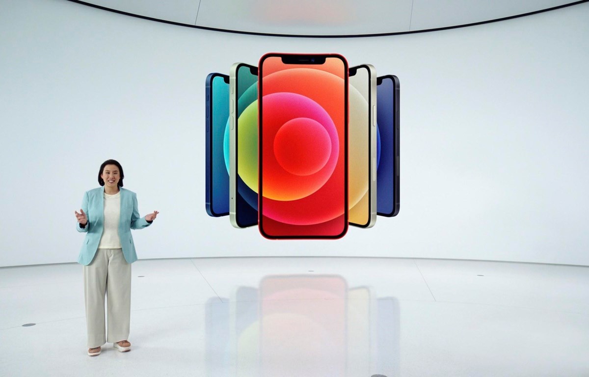 Mẫu iPhone 12 mới được Phó Chủ tịch phụ trách marketing của Apple, bà Kaiann Drance giới thiệu tại Cupertino, bang California (Mỹ) ngày 13-10-2020. (Ảnh: AFP/TTXVN)