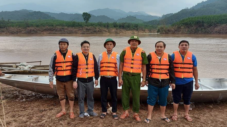 Trao thuyền máy cứu hộ, cứu nạn cho xã Cao Quảng, huyện Tuyên Hóa.
