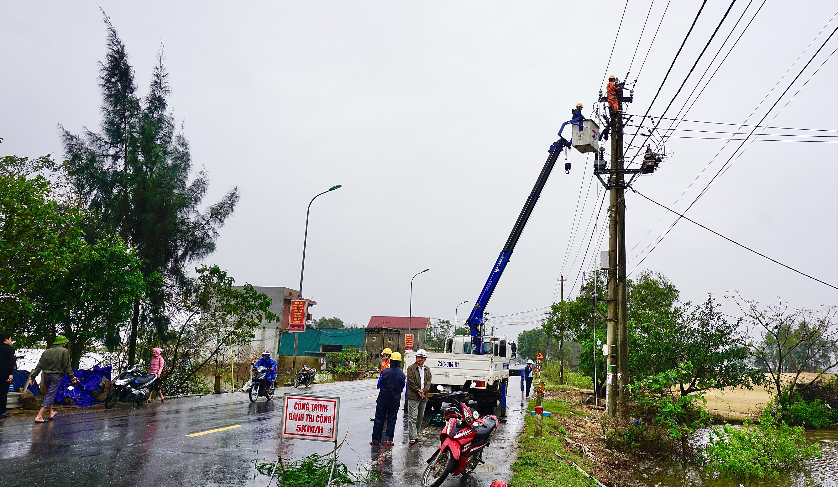 Công nhân PC Quảng Bình thi công khắc phục sự cố điện do mưa bão tại huyện Lệ Thủy.