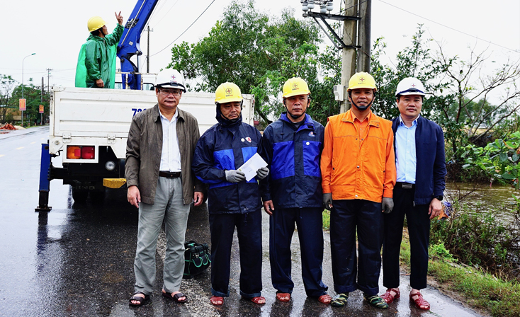Lãnh đạo PC Quảng BÌnh thăm, tặng quà công nhân thi công khắc phục sự cố mưa bão. 