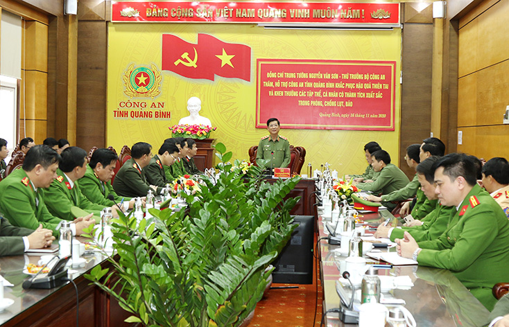 Trung tướng Nguyễn Văn Sơn, Thứ trưởng Bộ Công an đã ghi nhận và biểu dương những cố gắng của lực lượng Công an Quảng Bình trong thời gian qua, đặc biệt là trong thời gian mưa bão