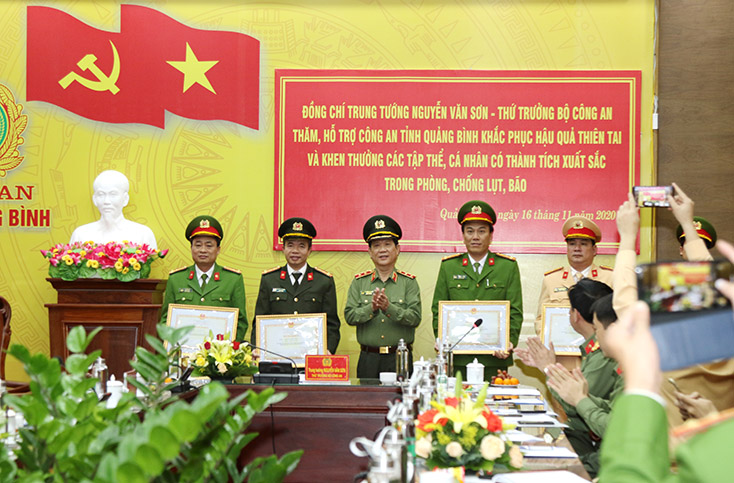 Đồng chí Trung tướng Nguyễn Văn Sơn, Thứ trưởng Bộ Công an tặng Bằng khen cho các cá nhân có thành tích xuất sắc trong phòng chống lũ, lụt.