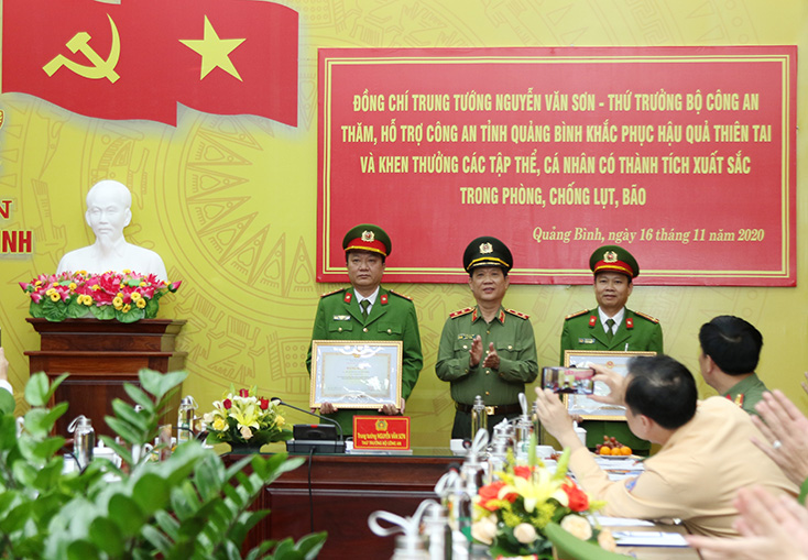 Đồng chí Trung tướng Nguyễn Văn Sơn, Thứ trưởng Bộ Công an tặng Bằng khen cho các tập thể có thành tích xuất sắc trong phòng chống lũ, lụt.