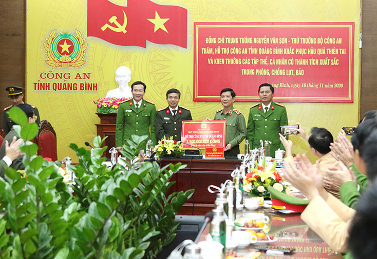 Thứ trưởng Bộ Công an Nguyễn Văn Sơn trao 1,5 tỷ đồng hỗ trợ cho cán bộ, chiến sỹ Công an tỉnh Quảng Bình khắc phục khó khăn sau bão lũ.