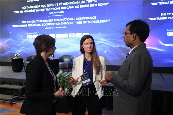 Các chuyên gia, học giả quốc tế trao đổi bên lề Hội thảo khoa học quốc tế về biển Đông lần thứ 12. Ảnh: Lâm Khánh/TTXVN