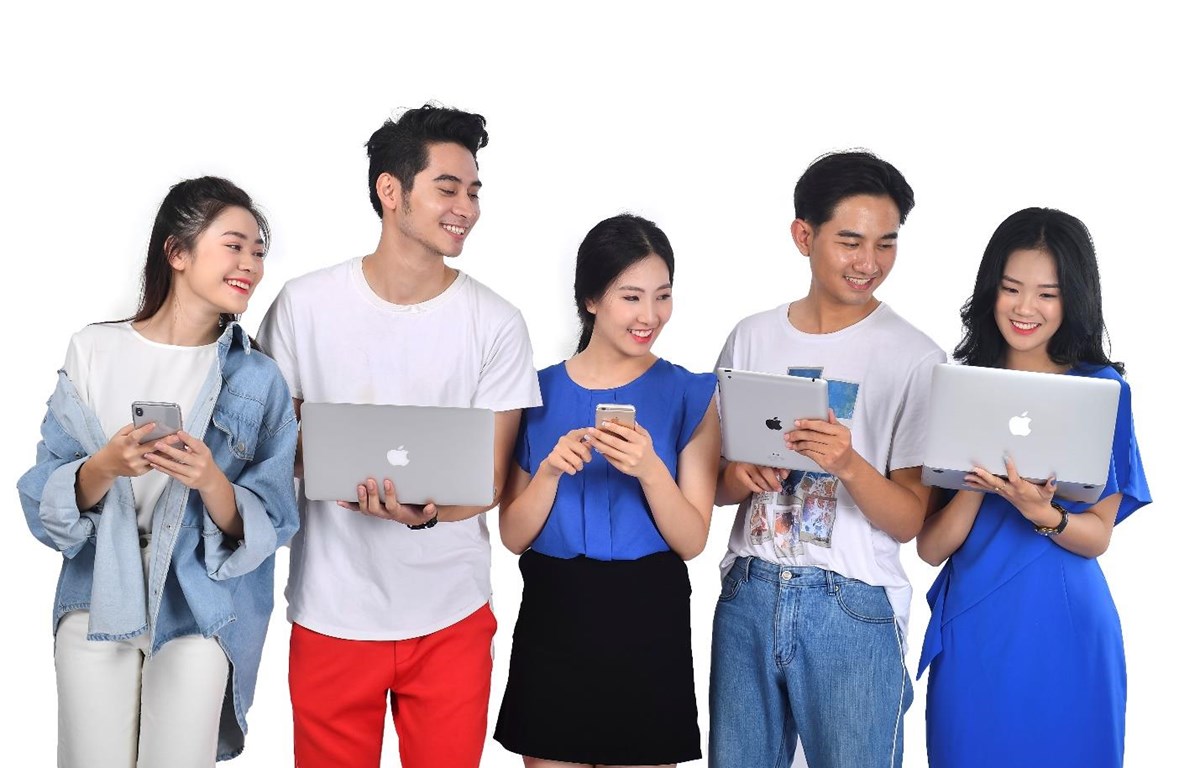 Người trẻ Việt dùng mạng xã hội hàng ngày, hàng giờ, gần như mọi hoạt động, hành vi ứng xử hay thông tin đều được người dùng đăng tải lên đó. (Ảnh: PV/Vietnam+)