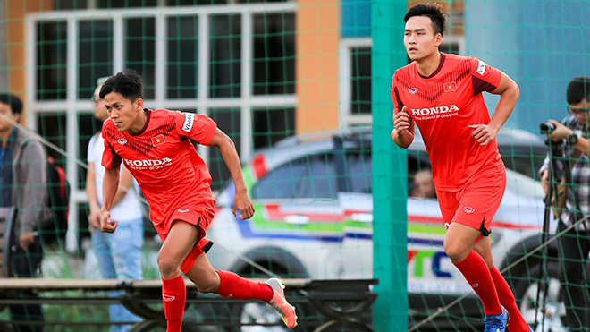  Trung vệ Việt Anh (bên phải) là một trong những gương mặt trẻ nổi bật tại V-League 2020. Ảnh: Khôi Nguyên