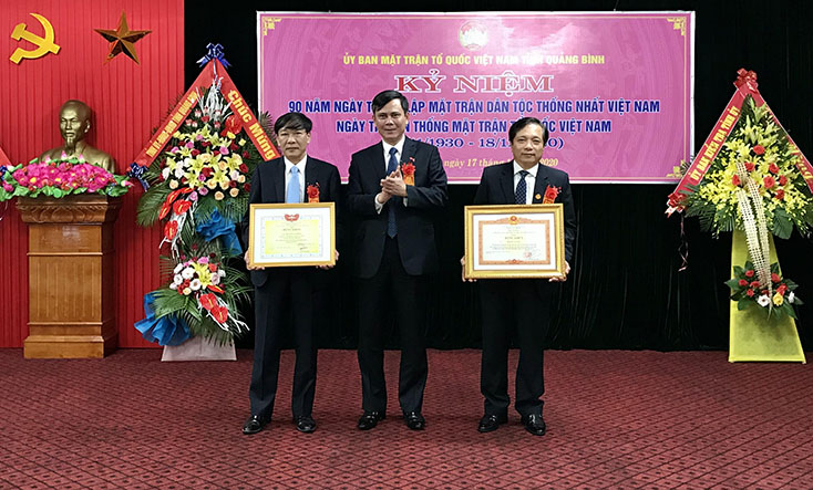 Thừa ủy quyền của Thủ tướng Chính phủ và Ủy ban Trung ương MTTQVN, đồng chí Phó Bí thư Tỉnh ủy Trần Thắng trao bằng khen cho 2 cá nhân