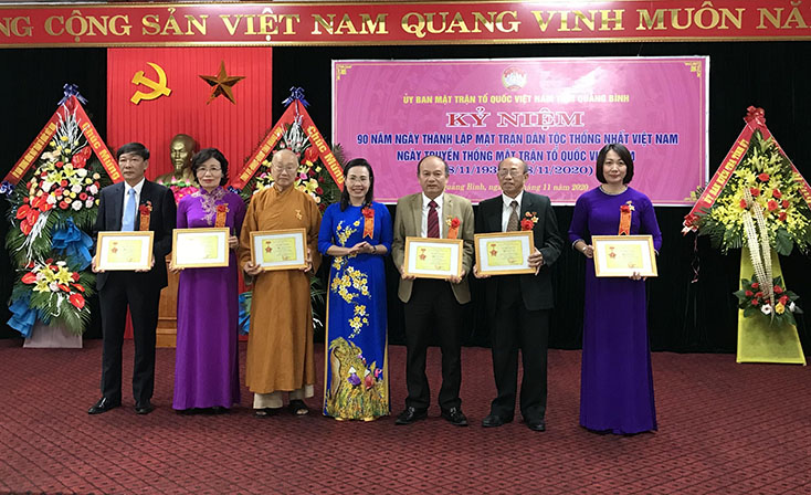 Đồng chí Chủ tịch Ủy ban MTTQVN tỉnh Phạm Thị Hân trao Kỷ niệm chương  
