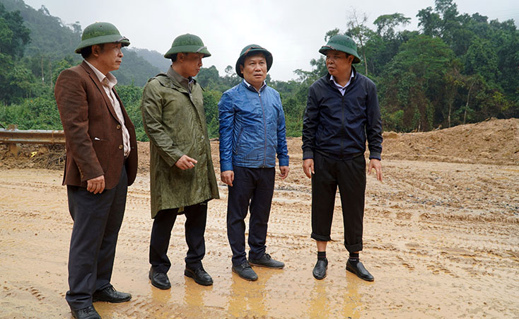 Đồng chí Bí thư Tỉnh ủy kiểm tra hiện trường Trạm bảo vệ rừng Thác Voi