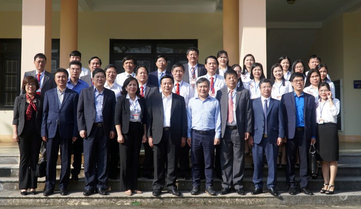 Đoàn công tác của Học viện Chính trị Quốc gia Hồ Chí Minh và các đồng chí lãnh đạo tỉnh chụp ảnh lưu niệm cùng cán bộ, giáo viên nhà trường.