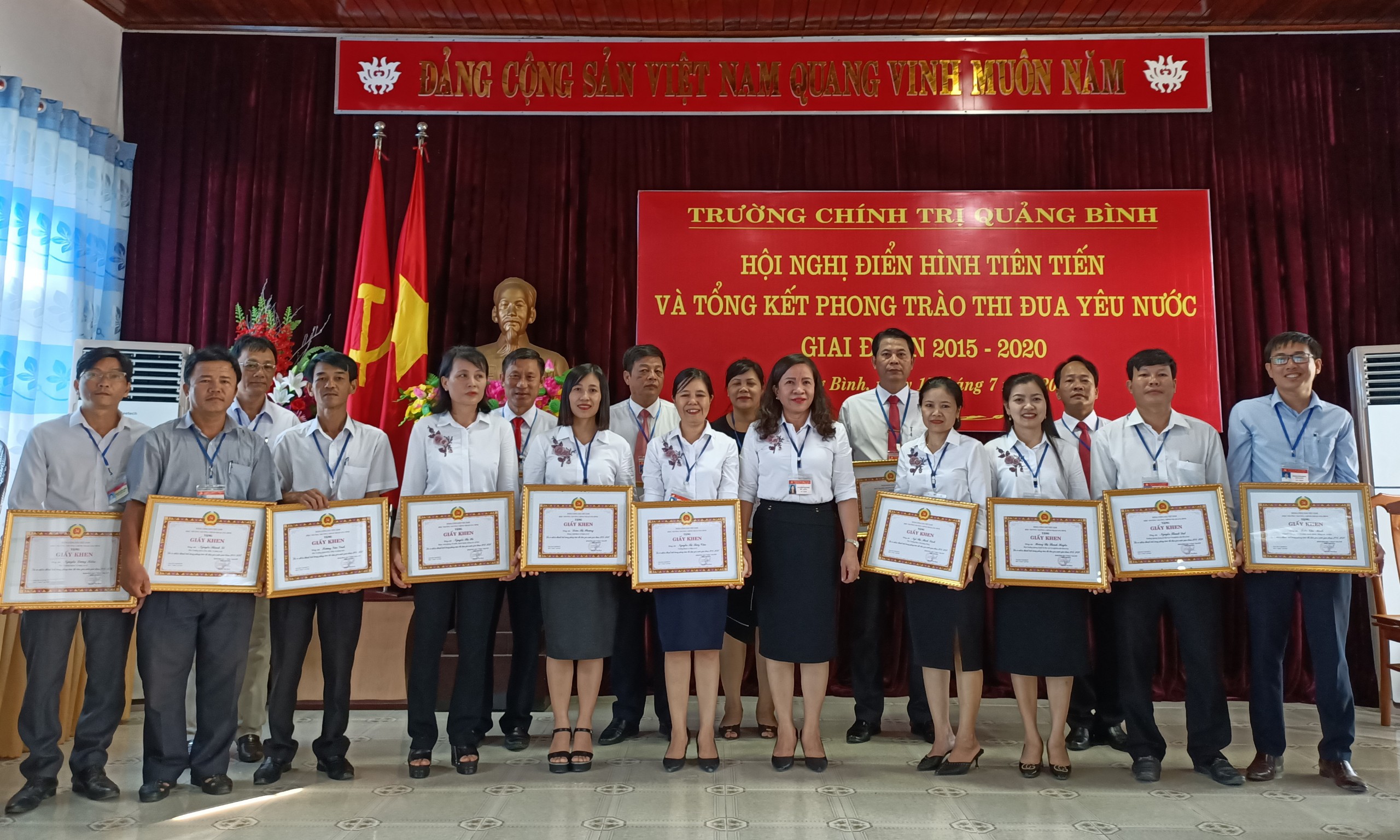 Đồng chí Hiệu trưởng Trường Chính trị tỉnh Nguyễn Thị Minh trao giấy khen cho các điển hình tiên tiến giai đoạn 2015-2020.