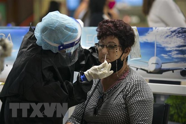 Nhân viên y tế lấy mẫu dịch xét nghiệm COVID-19 cho hành khách tại sân bay quốc tế Jose Marti ở La Habana, Cuba ngày 15-11-2020. (Nguồn: THX/TTXVN)