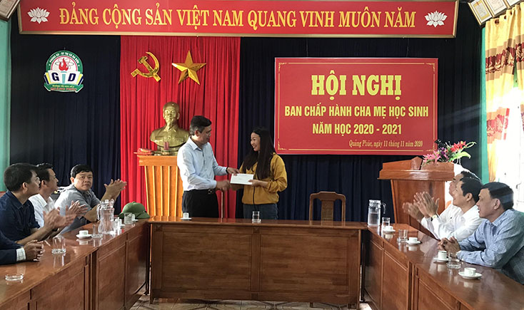 Đồng chí Phó Bí thư Tỉnh ủy Trần Thắng tặng quà cho tập thể trường Trường tiểu học số 2 Quảng Phúc nhân dịp kỷ niệm Ngày Nhà giáo Việt Nam 20-11