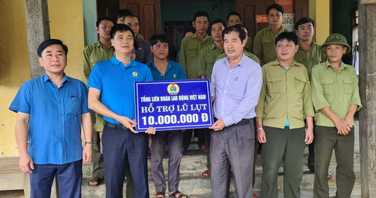 Lãnh đạo Tổng LĐLĐ Việt Nam trao tiền hỗ trợ cho Trạm bảo vệ rừng Thác Voi